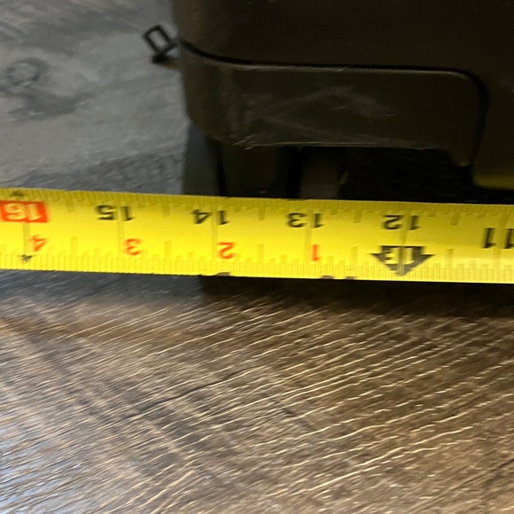 Quince expandable 22” small carry on Black Rolling Suitcase - Picture 4 of 11